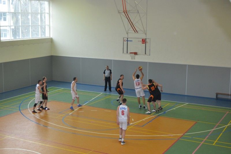 Victorie la meciul de baschet Victorie la meciul de baschet